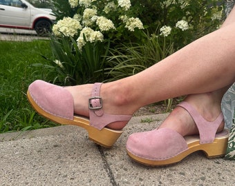 Roze suède Mary Jane-klompen: houten sandalen met lage hak, orthopedische klompen met gesloten neus