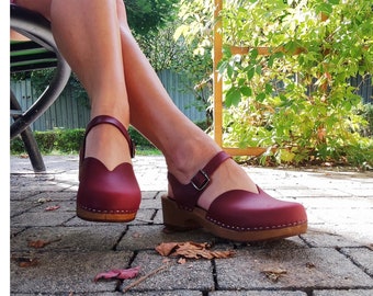 Burgunder Clogs: Mary Jane Clogs mit niedrigem Absatz, Holzsandalen mit geschlossenen Zehen für Frauen