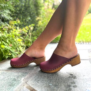 Nubuk Leder Clogs, Kastanienbraune Hölzerne Platte mit Nieten