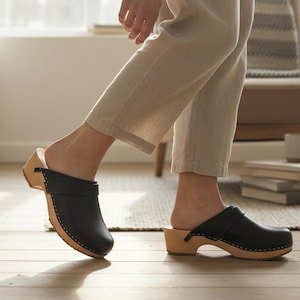 Zwarte leren Zweedse klompen voor dames: klassieke orthopedische klompen en muiltjes, plateausandalen
