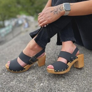 Sandalias de verano de madera con tiras y tacón para mujer, con puntera abierta, tipo zueco, con plataforma. imagen 12