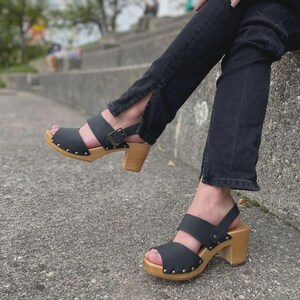 Sandalias de verano de madera con tiras y tacón para mujer, con puntera abierta, tipo zueco, con plataforma. imagen 14