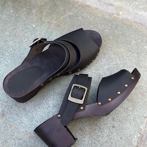 Sandalias de verano de madera con tiras y tacón para mujer, con puntera abierta, tipo zueco, con plataforma. All Black