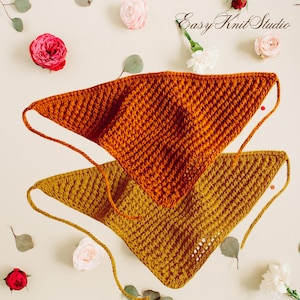 Può includere: Due bandane all'uncinetto fatte a mano nei toni dell'arancione e del giallo senape. Le bandane sono triangolari con un motivo a punto strutturato e lunghi lacci. Lo sfondo include fiori e il testo "Easy Knit Studio".