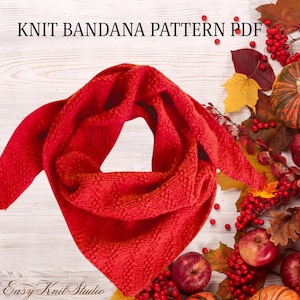 Peut inclure: Un bandana tricoté rouge vif avec un motif texturé. Le texte KNIT BANDANA PATTERN PDF est imprimé en haut, et le texte Easy Knit Studio est imprimé en bas de l'image.
