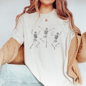 Maglietta grafica con scheletro danzante, maglietta della stagione spettrale
