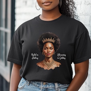 Camiseta afrocéntrica de Reina Negra, camiseta con raíces en la historia y florecimiento del destino, camiseta con gráfico de empoderamiento, ropa para mujer fuerte, regalo para ella