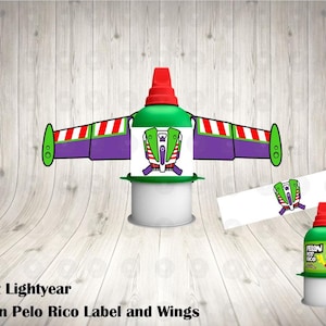 May include: Green and white Buzz Lightyear themed label and wings for a water bottle. The label features Buzz Lightyear's helmet and the wings are attached to the sides of the bottle. The label says "Pelon Pelo Rico".