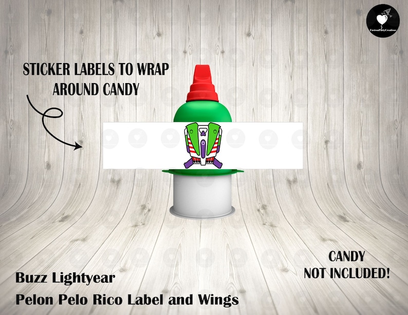 Op de afbeelding: Groene en paarse Buzz Lightyear-stickerlabels om rond snoep te wikkelen. De labels bevatten een cartoonafbeelding van Buzz Lightyear met de tekst "Pelon Pelo Rico Label and Wings". De tekst "STICKER LABELS TO WRAP AROUND CANDY" en "CANDY NOT INCLUDED!" is ook op de afbeelding te zien.