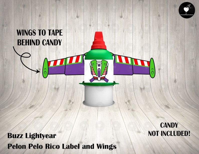 Op de afbeelding: Buzz Lightyear-thema party-gunst met een groen en paars label en vleugels. Het label heeft een cartoonafbeelding van Buzz Lightyear. De vleugels zijn met tape aan het label bevestigd. De tekst "WINGS TO TAPE BEHIND CANDY" staat op de afbeelding. De tekst "Buzz Lightyear Pelon Pelo Rico Label and Wings" staat onder de afbeelding. De tekst "CANDY NOT INCLUDED!" staat in de rechterbenedenhoek van de afbeelding.