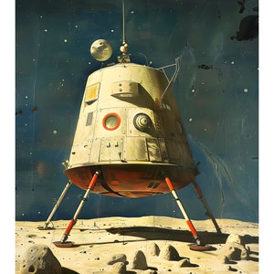 Op de afbeelding: Een retro-stijl illustratie van een ruimtevaartuig dat landt op de maan. Het ruimtevaartuig is wit met rode accenten en heeft een ronde, koepelvormige bovenkant. De maan is lichtbruin van kleur met kraters en rotsen.