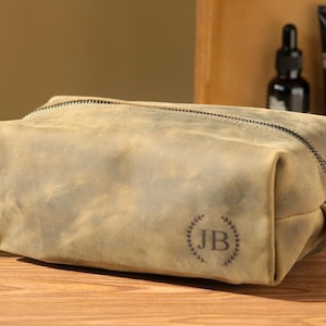 Dopp kits personnalisés en cuir pour homme - Trousses de toilette uniques et cadeaux pour garçons d'honneur | Spécial Saint-Valentin