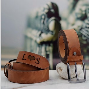 Ceinture en cuir noir personnalisée pour homme, ceinture pleine fleur fabriquée à la main, cadeau unique pour petit ami, anniversaire et Saint-Valentin, ceinture prénom personnalisée image 10