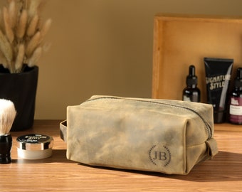 Dopp kits personnalisés en cuir pour homme - Trousses de toilette uniques et cadeaux pour garçons d'honneur | Spécial Saint-Valentin