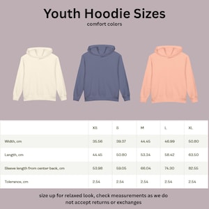 Op de afbeelding: Afbeelding met drie hoodies voor jongeren in cr&egrave;me, blauw en perzik. De tekst "Youth Hoodie Sizes" en "comfort colors" staat bovenaan. Een maattabel hieronder geeft de afmetingen in centimeters voor breedte, lengte en mouwlengte.