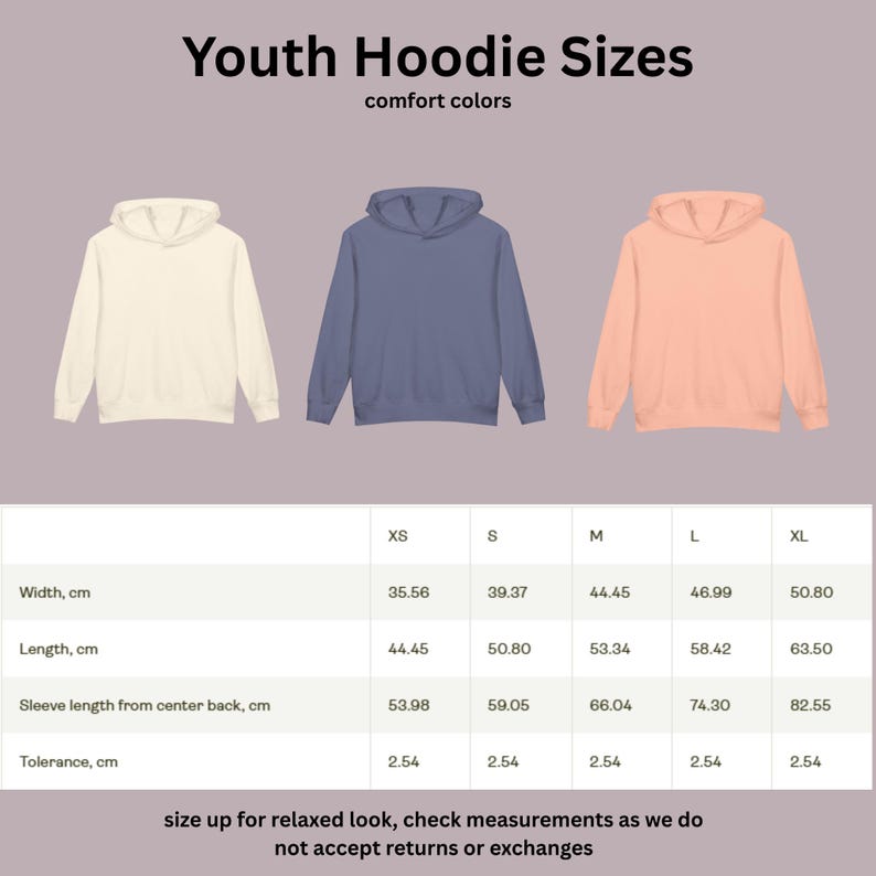 Op de afbeelding: Afbeelding met drie hoodies voor jongeren in cr&egrave;me, blauw en perzik. De tekst "Youth Hoodie Sizes" en "comfort colors" staat bovenaan. Een maattabel hieronder geeft de afmetingen in centimeters voor breedte, lengte en mouwlengte.