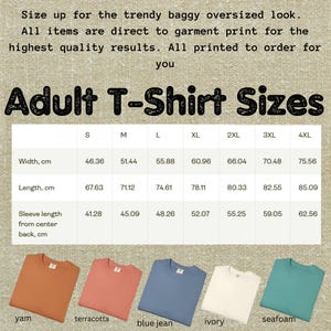 Op de afbeelding: Afbeelding met maten van volwassen t-shirts, afmetingen in centimeters. De tabel bevat maten S tot en met 4XL, met breedtes van 46,36 cm tot 75,56 cm. De lengtes vari&euml;ren van 67,63 cm tot 85,09 cm. Beschikbare kleuren: yam, terracotta, blue jean, ivory en seafoam.