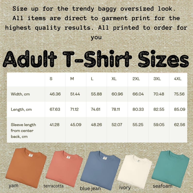 Op de afbeelding: Afbeelding met maten van volwassen t-shirts, afmetingen in centimeters. De tabel bevat maten S tot en met 4XL, met breedtes van 46,36 cm tot 75,56 cm. De lengtes vari&euml;ren van 67,63 cm tot 85,09 cm. Beschikbare kleuren: yam, terracotta, blue jean, ivory en seafoam.