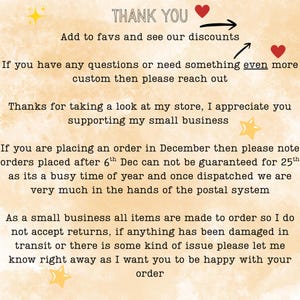 Op de afbeelding: Een handgeschreven notitie met de woorden "THANK YOU" bovenaan. De tekst bevat een bericht over kortingen, aangepaste bestellingen en ondersteuning van kleine bedrijven. Decoratieve harten en sterren zijn inbegrepen.
