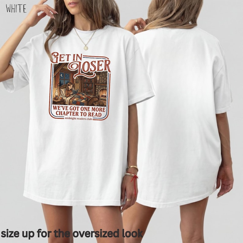 Op de afbeelding: Wit oversized T-shirt met een afbeelding met de tekst "Get in Loser" en een illustratie van een persoon die in een kamer leest. De tekst "We've got one more chapter to read" staat eronder, met "midnight readers club" onderaan.