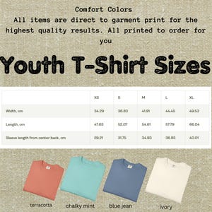 Op de afbeelding: Afbeelding van maten en kleuren van jeugd-T-shirts. De afbeelding bevat een maattabel met afmetingen in centimeters voor breedte, lengte en mouwlengte. Vier T-shirts in terracotta, mint, blue jean en ivoor worden getoond.
