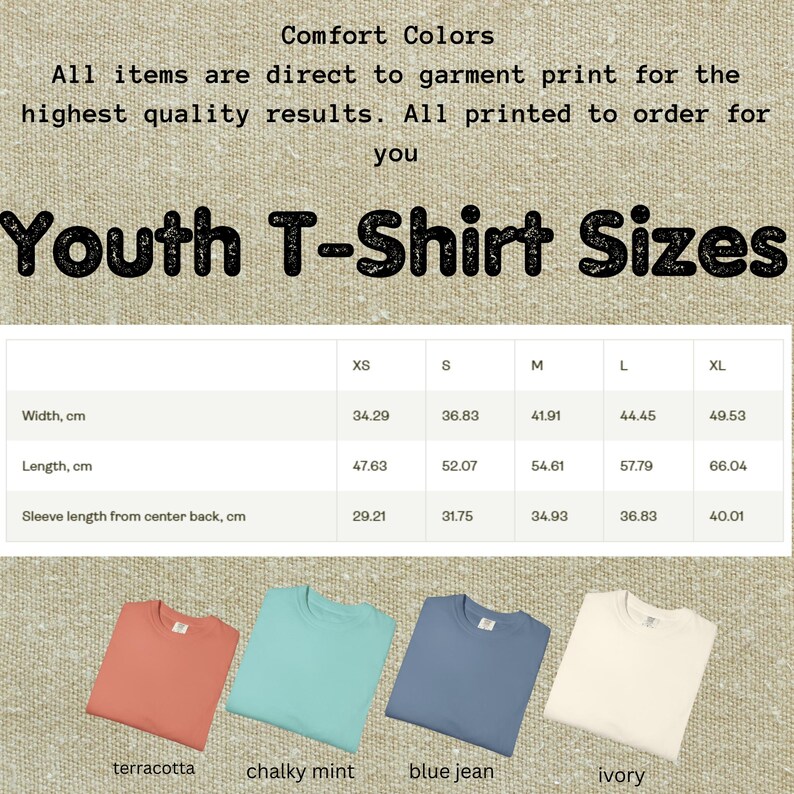 Op de afbeelding: Afbeelding van maten en kleuren van jeugd-T-shirts. De afbeelding bevat een maattabel met afmetingen in centimeters voor breedte, lengte en mouwlengte. Vier T-shirts in terracotta, mint, blue jean en ivoor worden getoond.