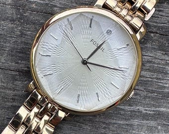Montre dorée Fossil | Boîtier de 36 mm | Cristal prisme à facettes | Cadran texturé soleillé subtil
