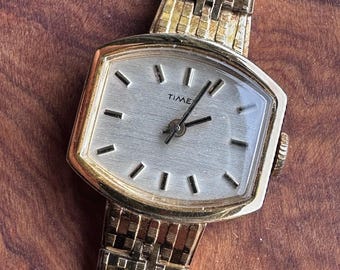 Vintage 1970er Jahre Timex Handaufzug Uhr | Leinen Zifferblatt | Gold Ton Hexagon Gehäuse | French Made Armband und Etui