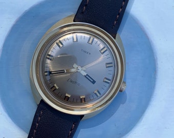 Unbeschädigte Vintage Timex Electric Uhr, Pre-Quartz Electric mit großem goldfarbenem Zifferblatt. Ausgezeichneter Zustand mit neuem Lederband