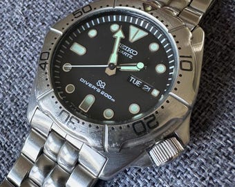 Vintage Seiko Quartz Diver 200m Stainless Steel Watch – 5H26-7A09 Black Dial Day-Date – Original Bracelet, Box & Manuals Included