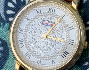 Brittania 1990s Quartz Uhr mit Prägung - 43mm, römische Ziffern auf silbernem Zifferblatt. Neue Batterie & schönes Original Lederband. Dünn aber breit!