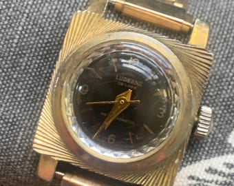 Swiss-Made Lucern Ladies Square Cocktail Watch - Goldtone 1950s Mechanical Winder in Good Condition. Engraved Spiral Bezel. Sparkle Fun.