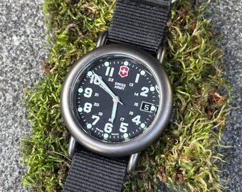 Vintage Victorinox schweizisk arméklocka från 1990-talet | Boett i kanonmetall | Svart NATO-armband