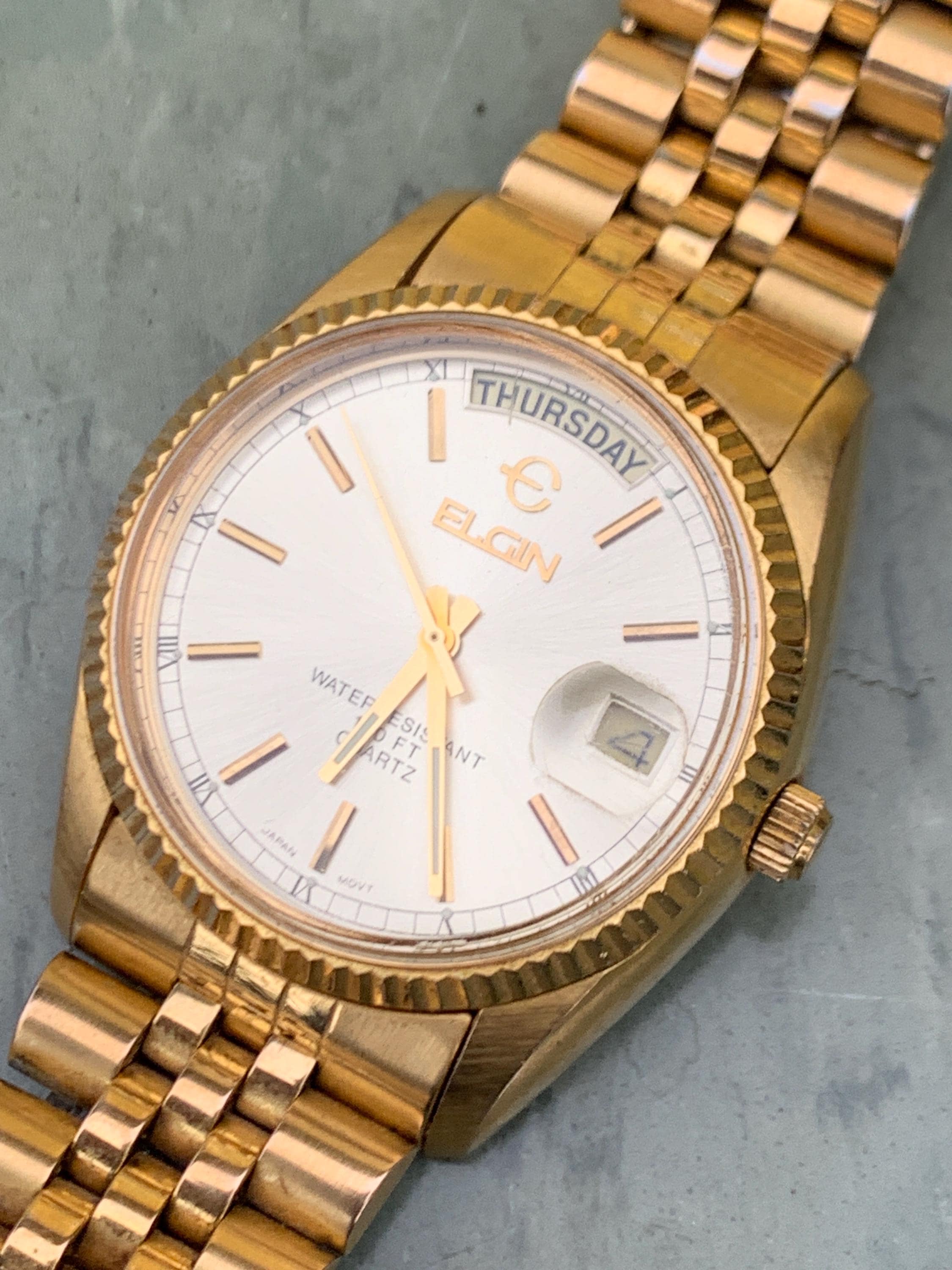 Vtg Elgin Men’s Quartz Watch Presidential Date Day Gold Tone 1990s Elgin Presidential DayDate Fluted Bezel Quartz Watch  main image 4