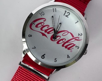 Klassiek Coca-Cola-horloge van Accutime | Rode NATO-band | Klassiek schriftlogo | 39 mm grote cola!