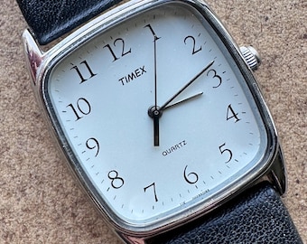 Timex al quarzo, forma quadrata, anno 1989. Colore argento con quadrante bianco, cinturino originale in similpelle, batteria nuova. Robusto. Un classico.