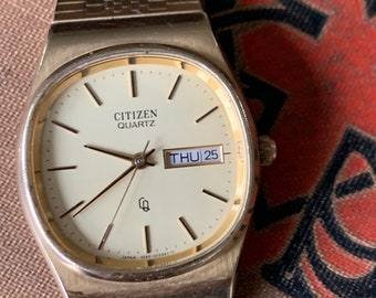 Orologio Citizen al quarzo, finitura color oro, anni '90, quadrante oro con giorno/data. Nuova batteria. Fascia integrale originale. Nel complesso buone condizioni di usura.