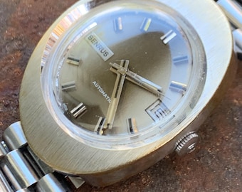 Vintage Benrus Automatic Silvertone Date Cushion Watch with Ombre Dial with Date Excellent Cond. Works Great. Original Matching Bracelet