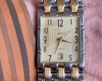 Mobster Chic 1990s John Weitz Quartz Uhr in zweifarbigem Gold und Silber, goldenes Zifferblatt mit Datum. Neue Batterie. Schweres Band in voller Breite.