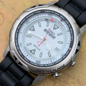 Raro orologio Timex ReefGear Indiglo del 1999 con ghiera girevole con cambio ora, sveglia e data. Nuovo cinturino di ricambio. Quadrante bianco insolito e unico.