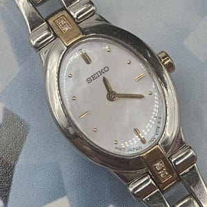 Vintage Seiko, Mother of Pearl Dial Watch, Model 1N00-0KG0 R2, Quartz Movement.