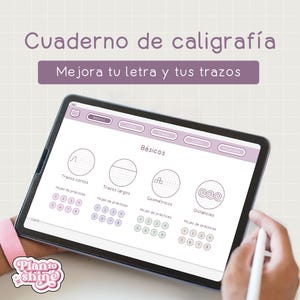 Pode incluir: Um caderno digital de prática de caligrafia exibido em um tablet. A tela mostra exercícios básicos com o texto "Cuaderno de caligrafía" e "Mejora tu letra y tus trazos". O tablet é segurado por uma pessoa, com uma faixa rosa visível.