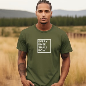 Sprawdź naszą nową koszulkę Every Knee Shall Bow Unisex z krótkim rękawem - chrześcijańska koszulka, prezent dla mężczyzny, minimalistyczna chrześcijańska koszulka
