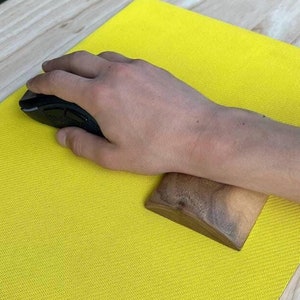 Handledsstöd för mus – Handgjort ergonomiskt skrivbordstillbehör i valnötsträ
