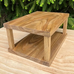 Estantería de escritorio de nogal: Soporte para monitores de audio de 2 niveles / también disponible en tamaño personalizado.