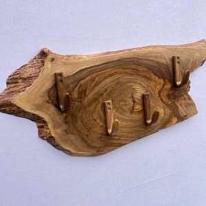 Настенная вешалка из орехового дерева Live Edge – вешалка для одежды из дерева в деревенском стиле – органайзер для прихожей ручной работы – 4 крючка – GBAGwood