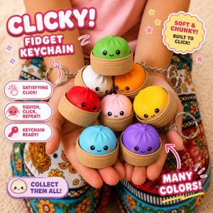 Könnte beinhalten: Eine Sammlung von sieben bunten, knödelartigen Fidget-Schlüsselanhängern, jeweils mit einem lächelnden Gesicht und einer beigen Basis mit der Aufschrift Adermalm. Die Anhänger sind grün, weiß, orange, rot, rosa, gelb, blau und lila und haben Metallringe.