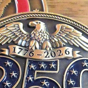 K&ouml;nnte beinhalten: Eine wei&szlig;e Keramik-Tasse mit schwarzem Henkel und dem Text "But First, Coffee" in schwarzer, fetter Schrift. Die Tasse steht auf einer wei&szlig;en Oberfl&auml;che.