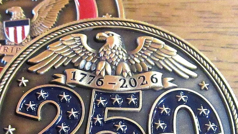 K&ouml;nnte beinhalten: Eine wei&szlig;e Keramik-Tasse mit schwarzem Henkel und dem Text "But First, Coffee" in schwarzer, fetter Schrift. Die Tasse steht auf einer wei&szlig;en Oberfl&auml;che.