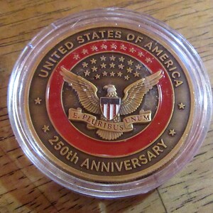 K&ouml;nnte beinhalten: Ein Set aus drei Keramikbechern mit gesprenkelter, matter Oberfl&auml;che. Die Becher sind in Creme-, Hellgrau- und Dunkelgraut&ouml;nen gehalten. Jeder Becher hat ein schlichtes, minimalistisches Design.